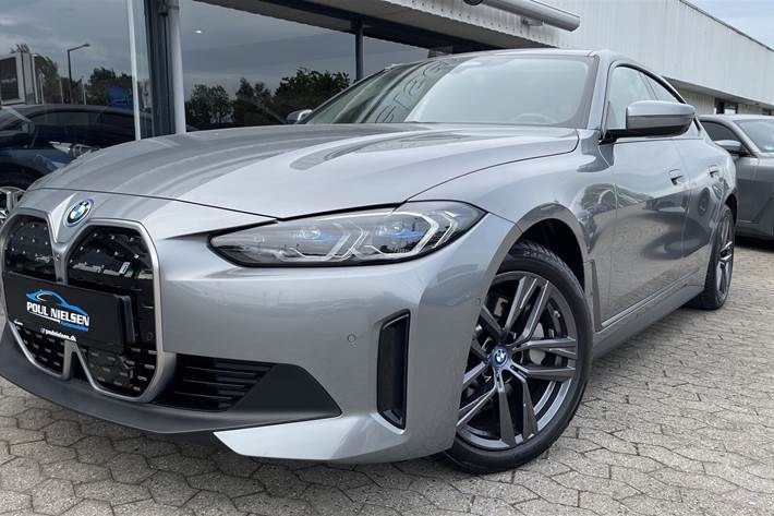 Grå BMW i4 fra 2023