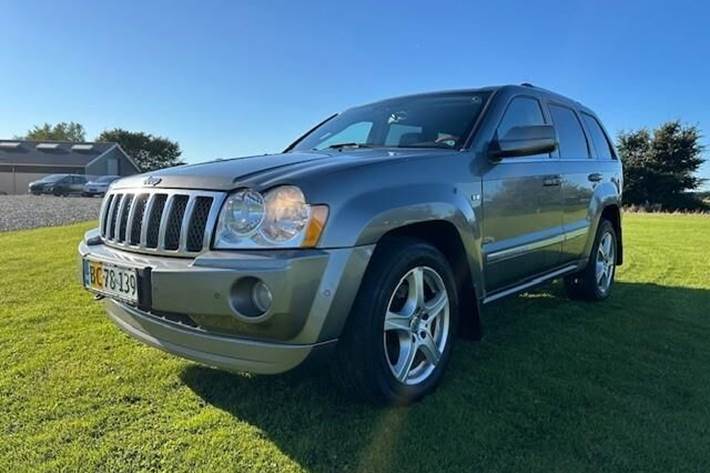 Grå Jeep Grand Cherokee fra 2006 set udefra