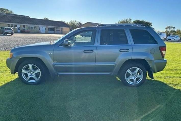 Grå Jeep Grand Cherokee fra 2006 set udefra
