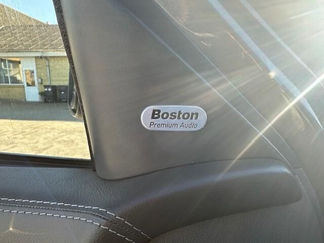 Grå Jeep Grand Cherokee fra 2006 set indefra