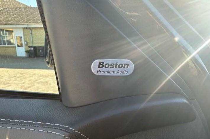 Grå Jeep Grand Cherokee fra 2006 set indefra