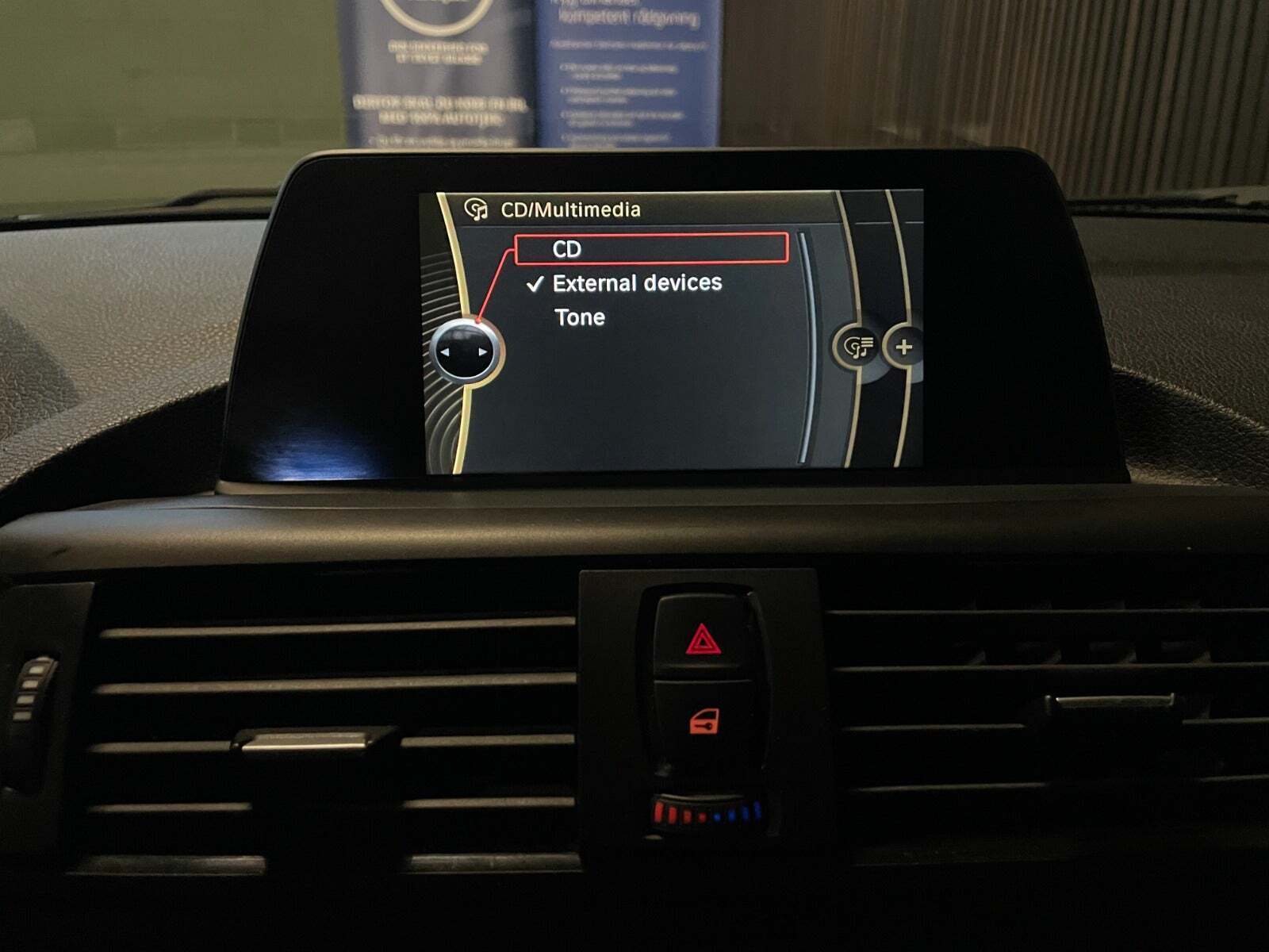 Grå BMW 118i fra 2012 set indefra