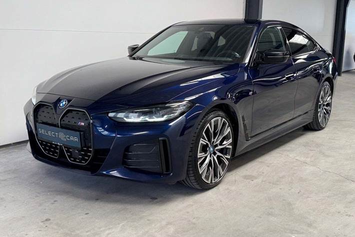 Blå BMW i4 fra 2022 set udefra