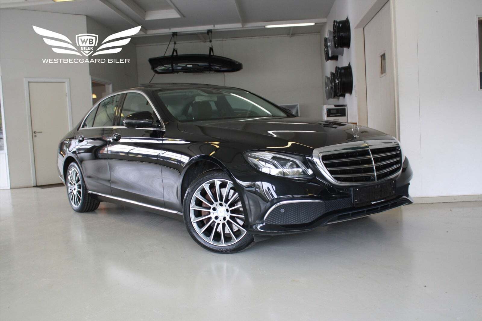 Beige Mercedes E220 d fra 2017 set udefra