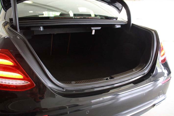 Beige Mercedes E220 d fra 2017