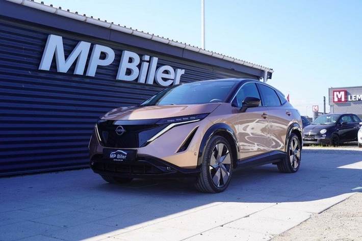 Orange Nissan Ariya fra 2022 set udefra