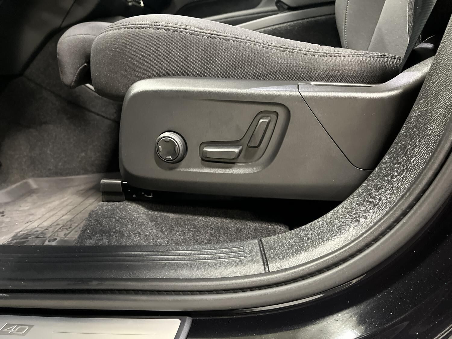 Sort Volvo EC40 fra 2025 set indefra