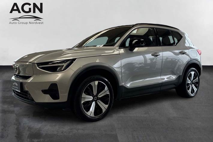 Sølv Volvo XC40 fra 2023 set udefra
