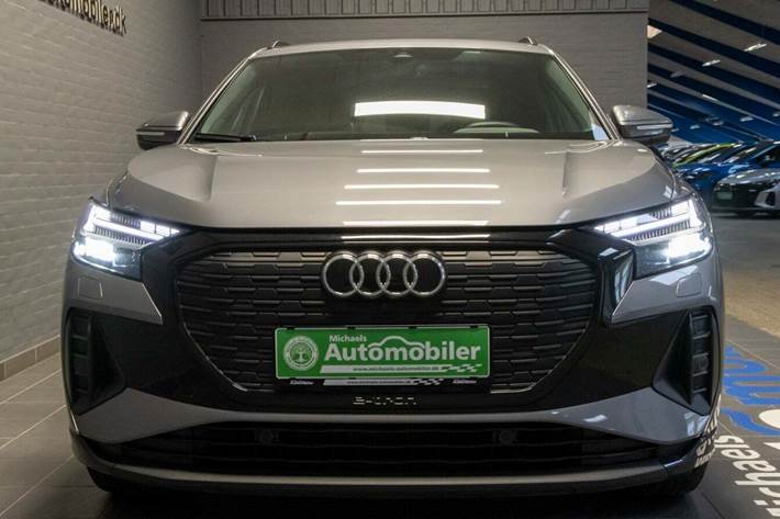 Grå Audi Q4 e-tron fra 2024