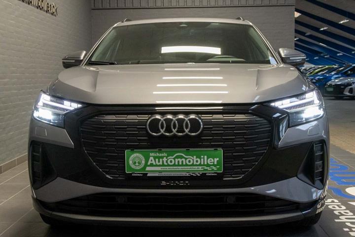 Grå Audi Q4 e-tron fra 2024