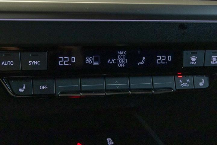 Grå Audi Q4 e-tron fra 2024