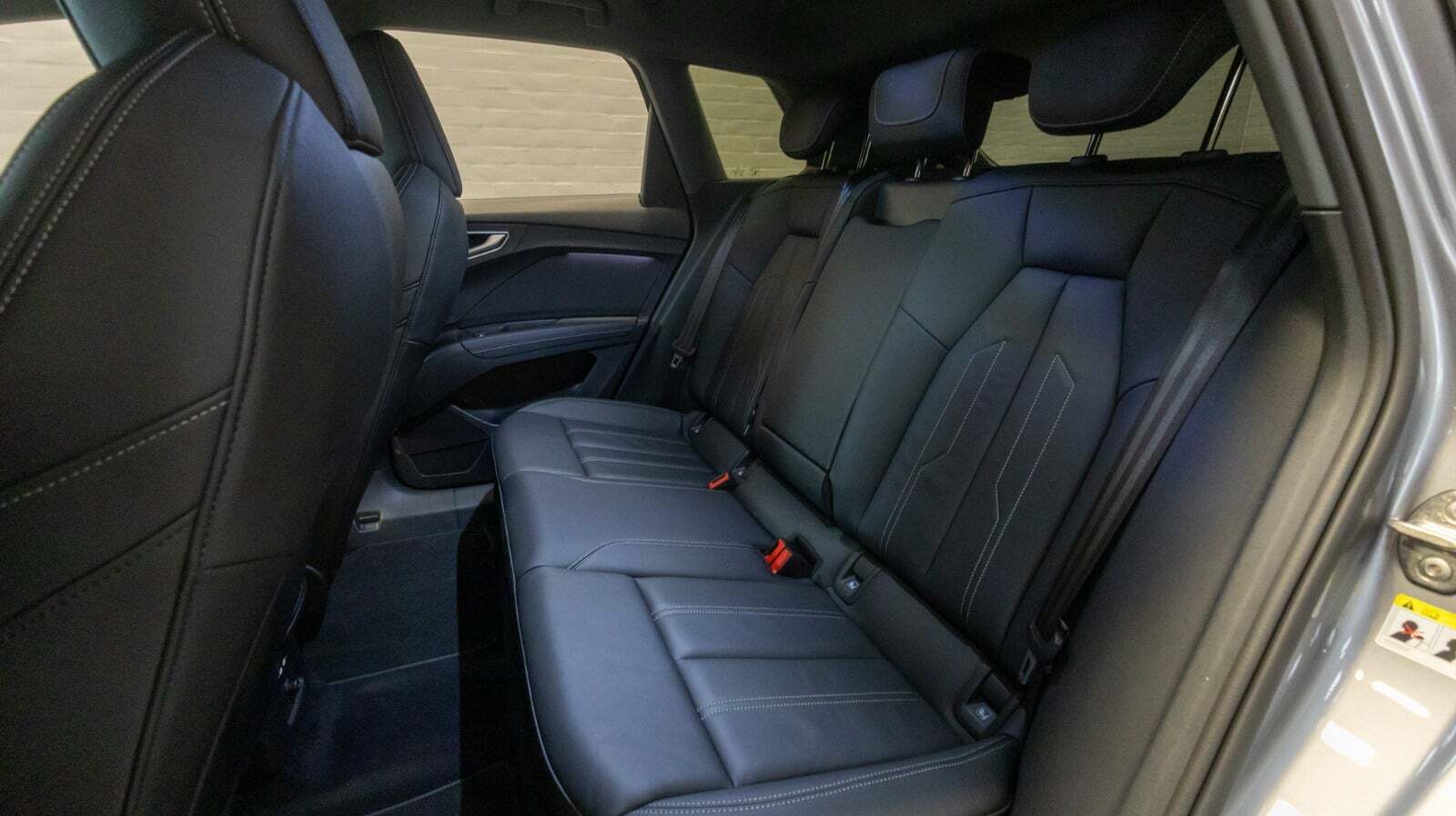 Grå Audi Q4 e-tron fra 2024