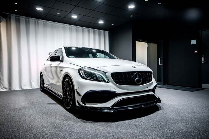 Hvid Mercedes A45 fra 2017 set udefra