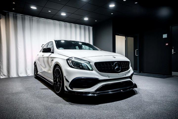 Hvid Mercedes A45 fra 2017 set udefra