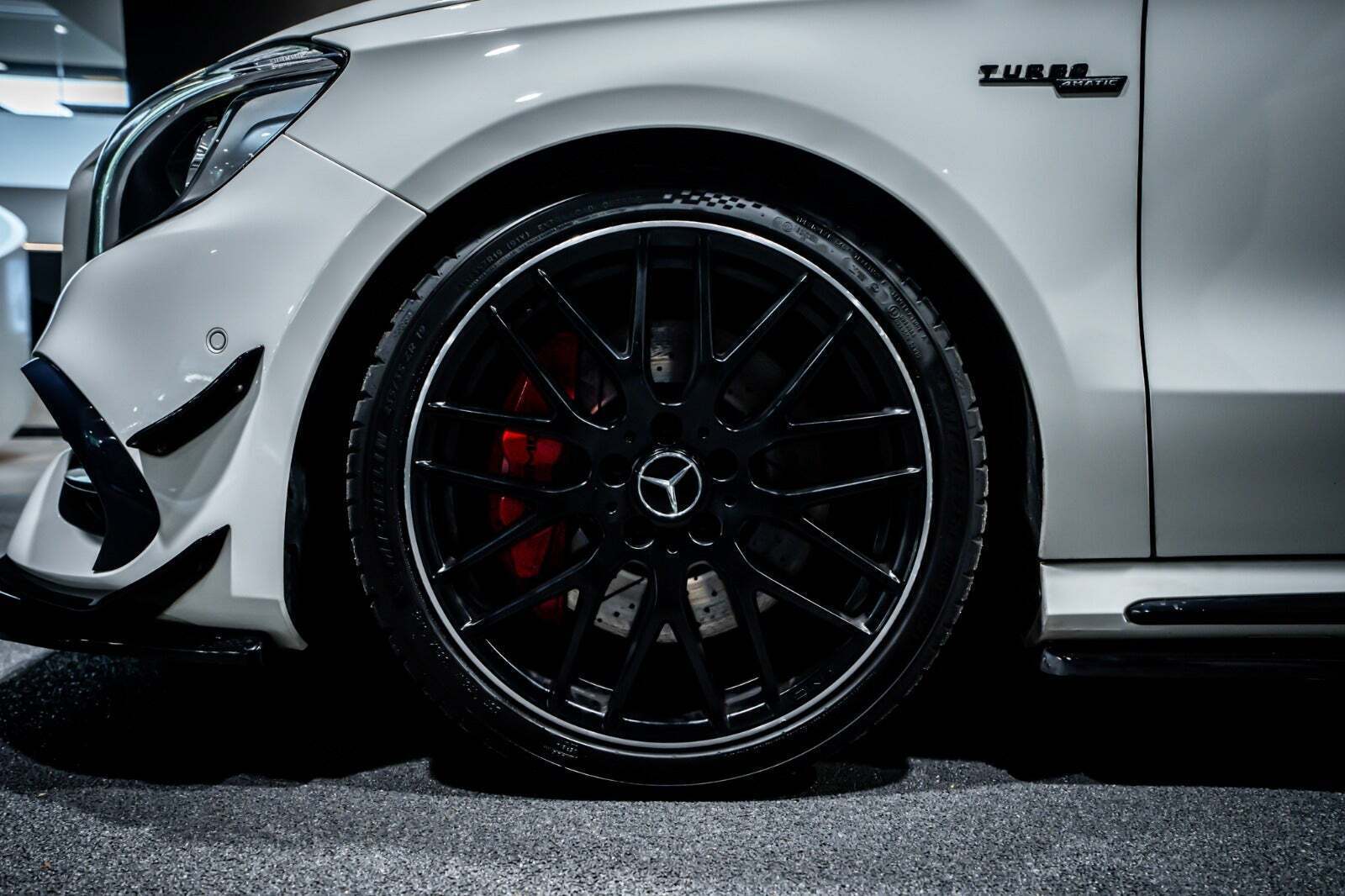 Hvid Mercedes A45 fra 2017