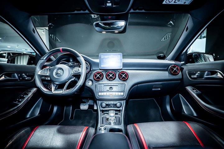 Hvid Mercedes A45 fra 2017