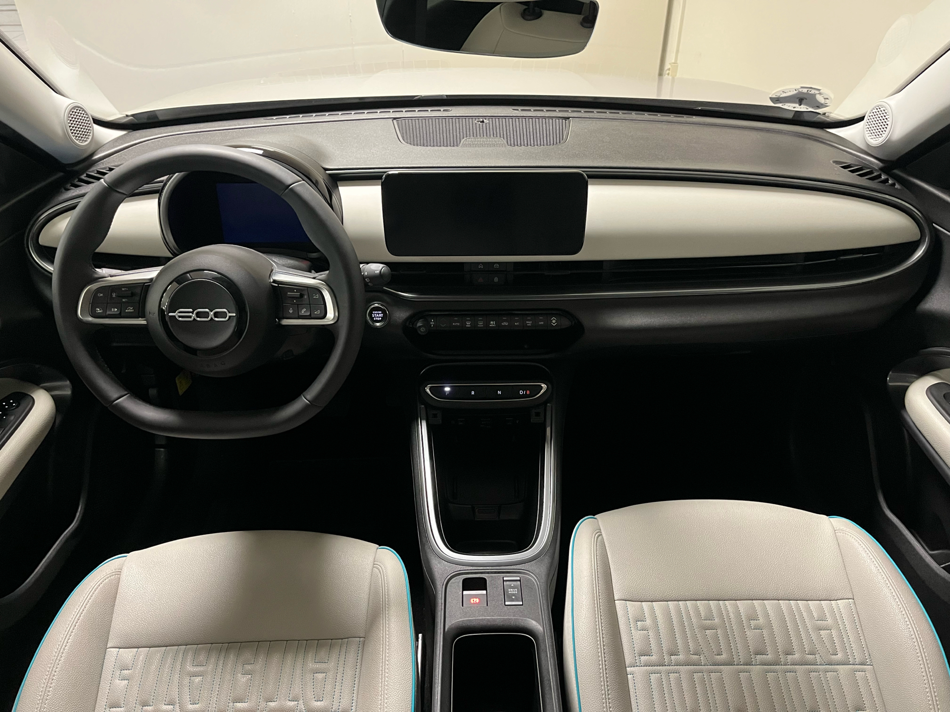 Beige Fiat 600e fra 2024