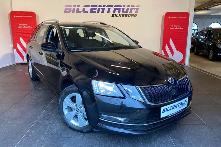 Sort Skoda Octavia fra 2020 set udefra