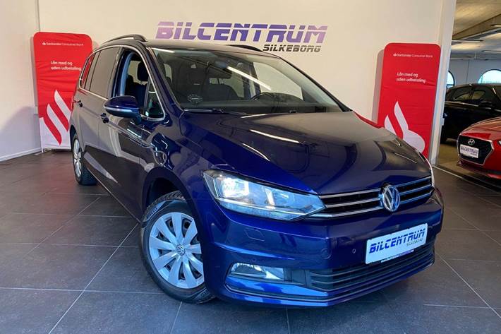 Blå VW Touran fra 2017 set udefra