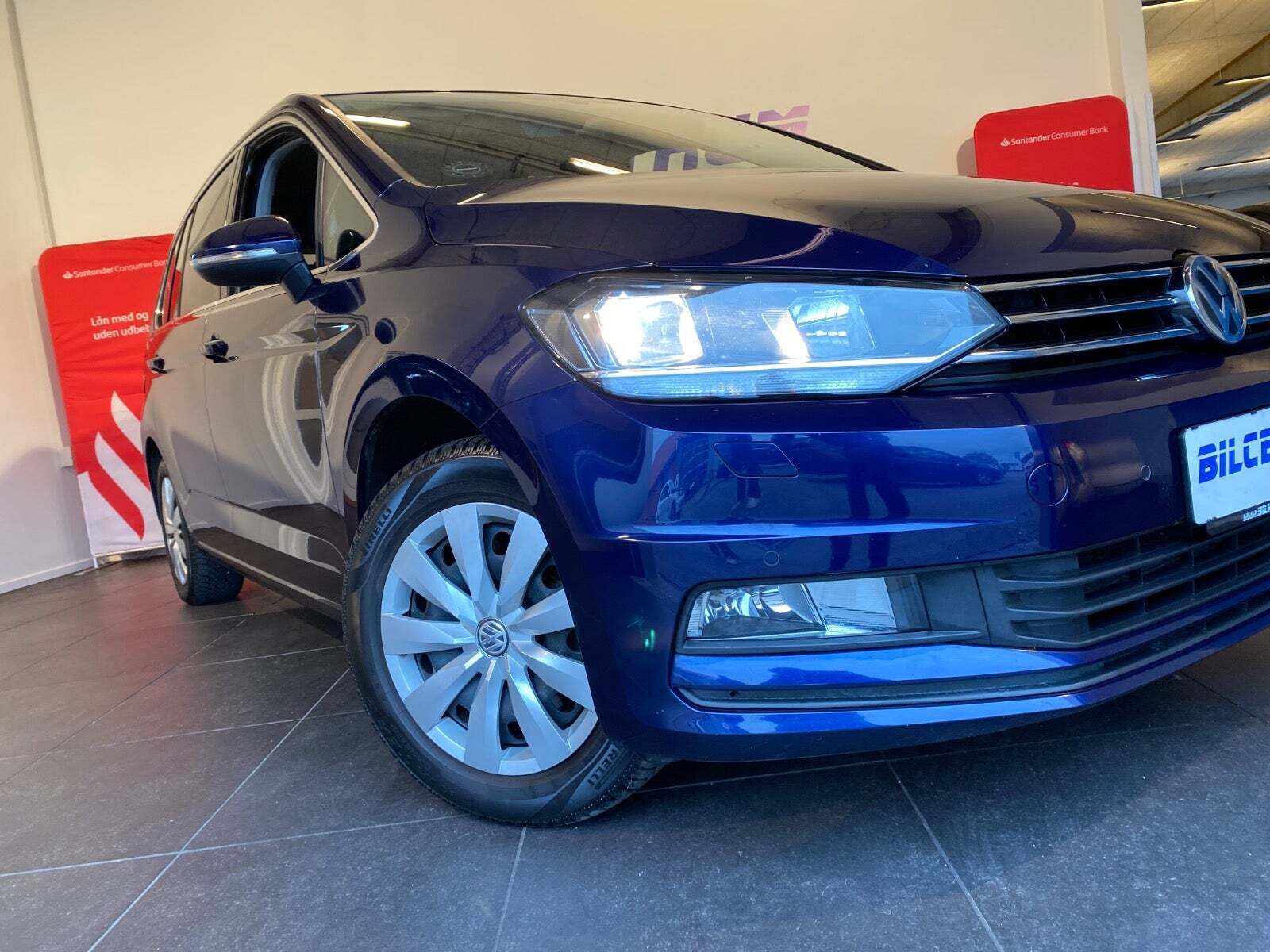 Blå VW Touran fra 2017