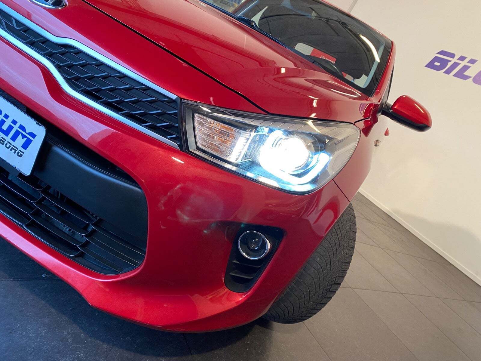 Rød Kia Rio fra 2017