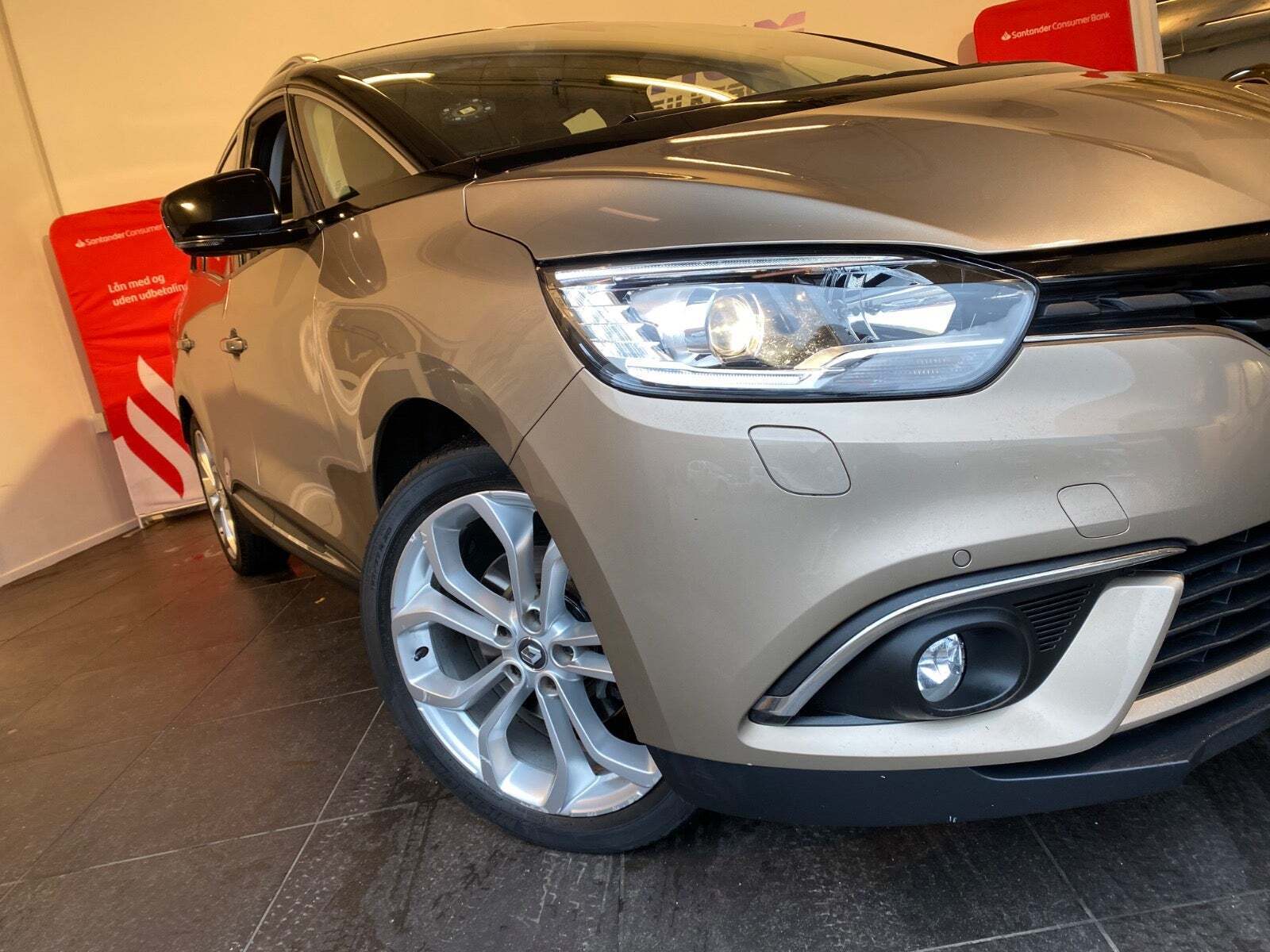 Brun Renault Grand Scenic IV fra 2017