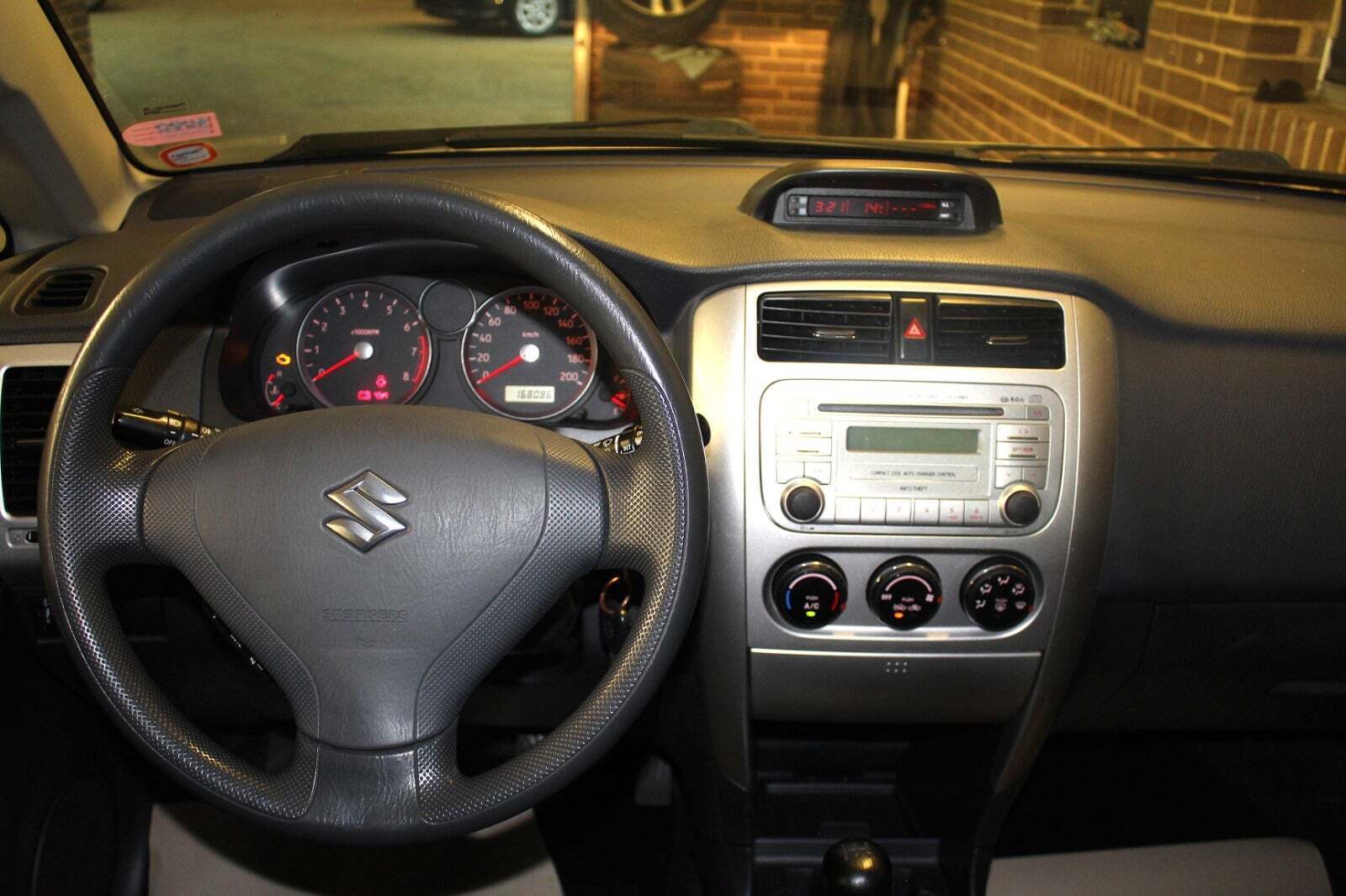 Sølv Suzuki Liana fra 2007