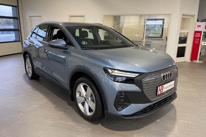 Blå Audi Q4 e-tron fra 2022 set udefra