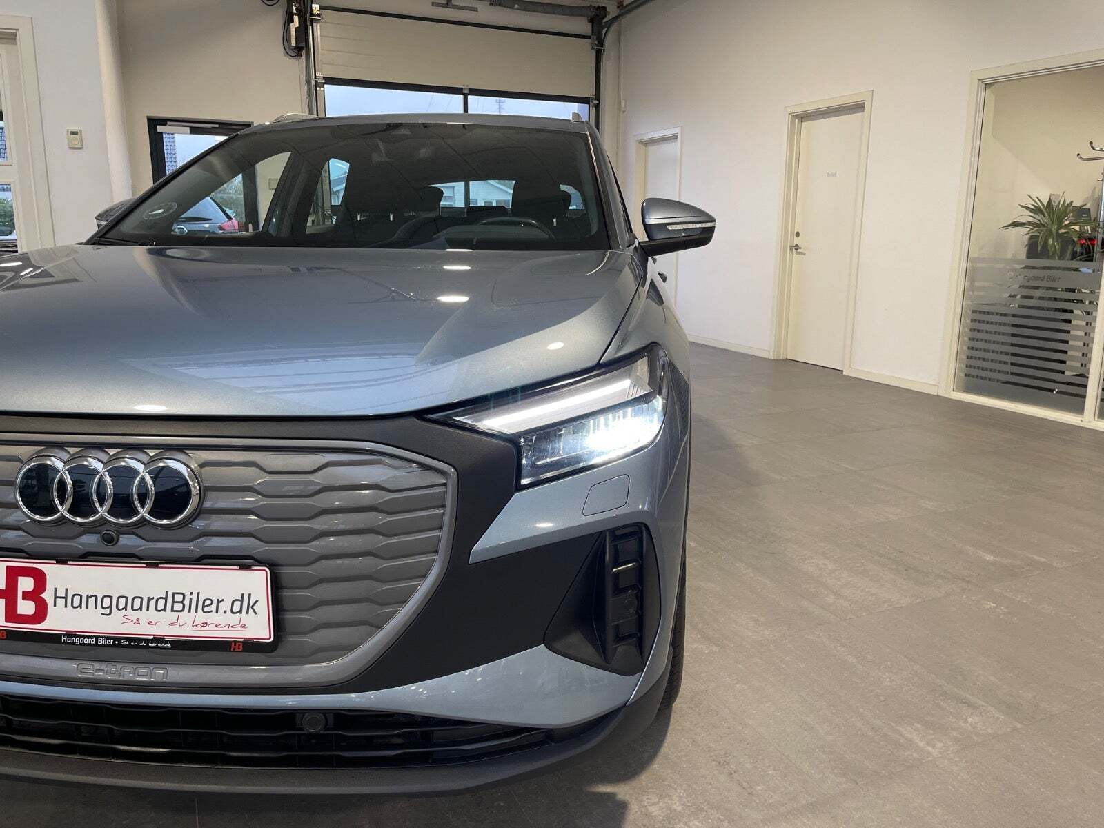 Blå Audi Q4 e-tron fra 2022