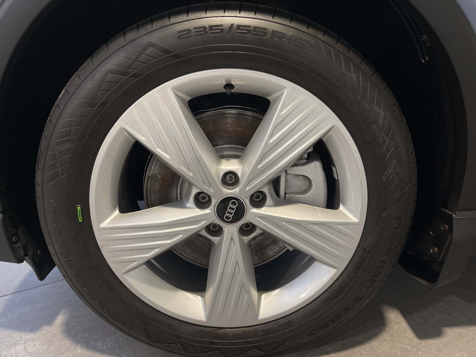 Blå Audi Q4 e-tron fra 2022