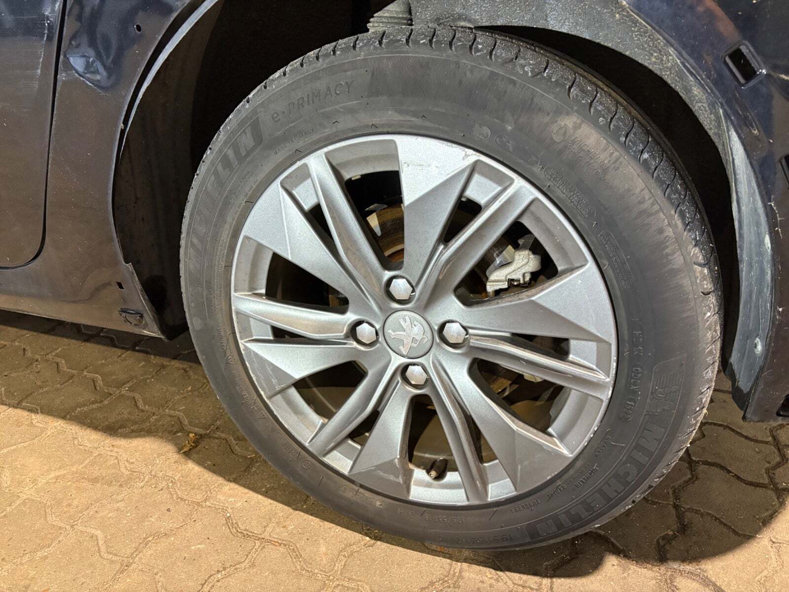 Sort Peugeot e-208 fra 2022