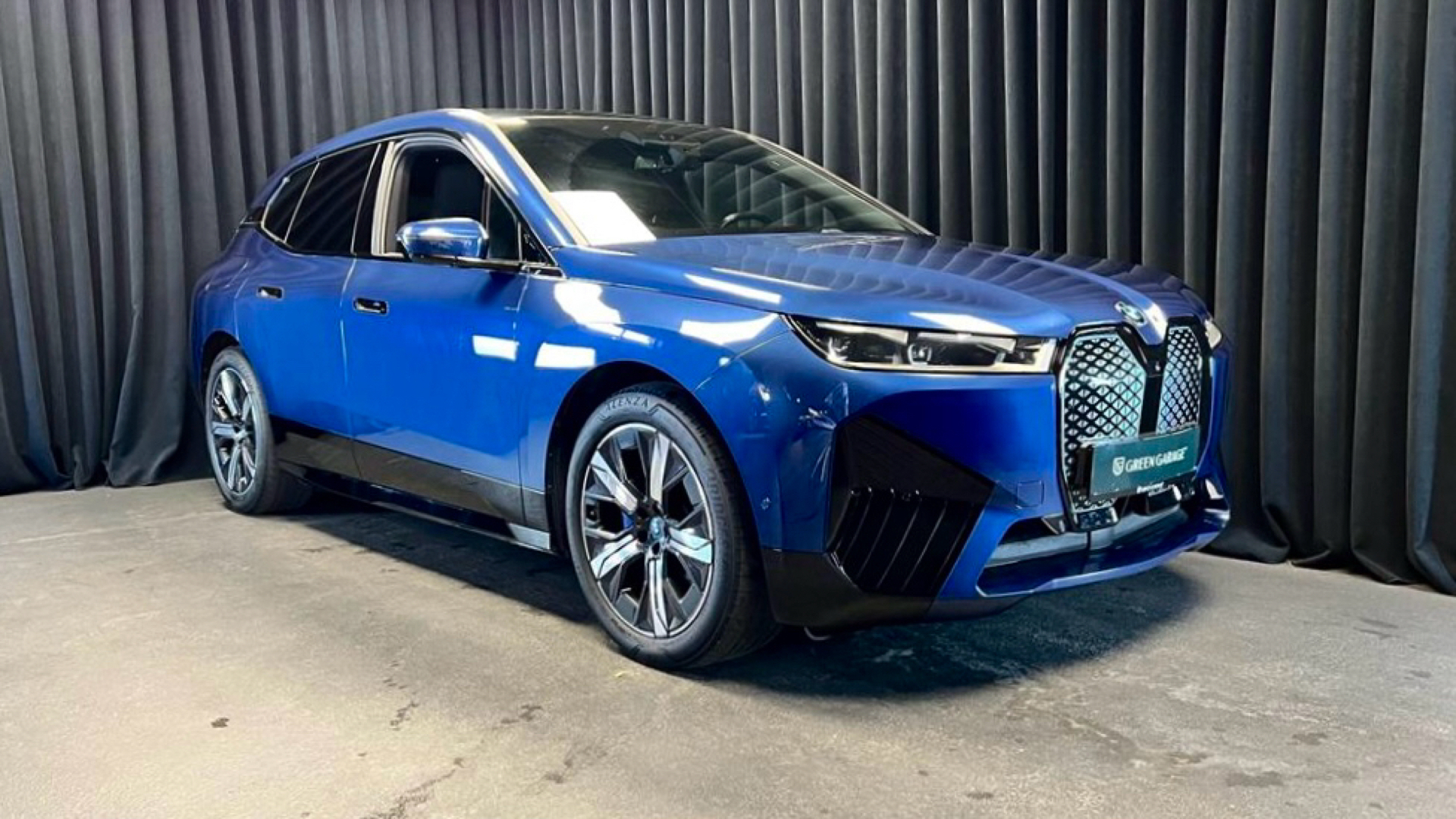 Blå BMW iX fra 2024 set udefra