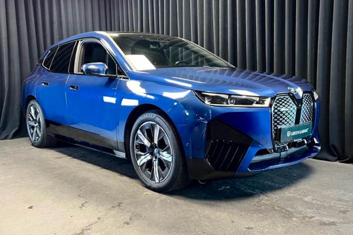 Blå BMW iX fra 2024 set udefra