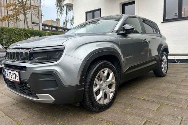 Grå Jeep Avenger fra 2023 set udefra