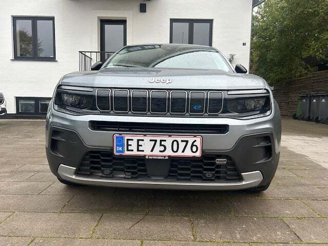 Grå Jeep Avenger fra 2023