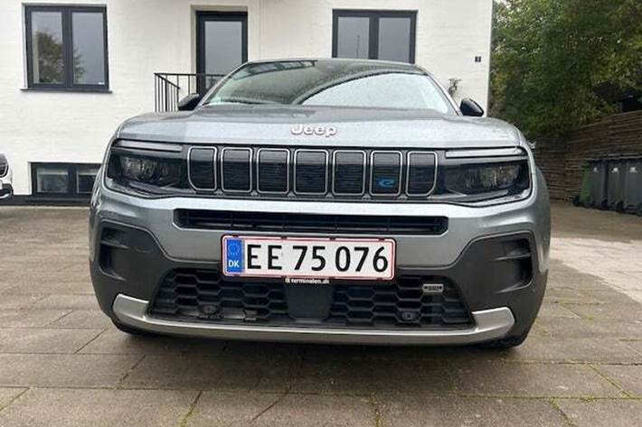 Grå Jeep Avenger fra 2023