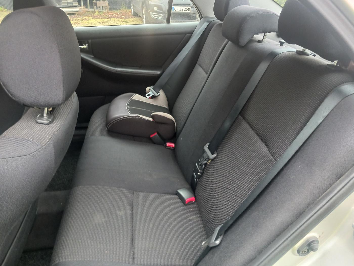 Grå Toyota Corolla fra 2006