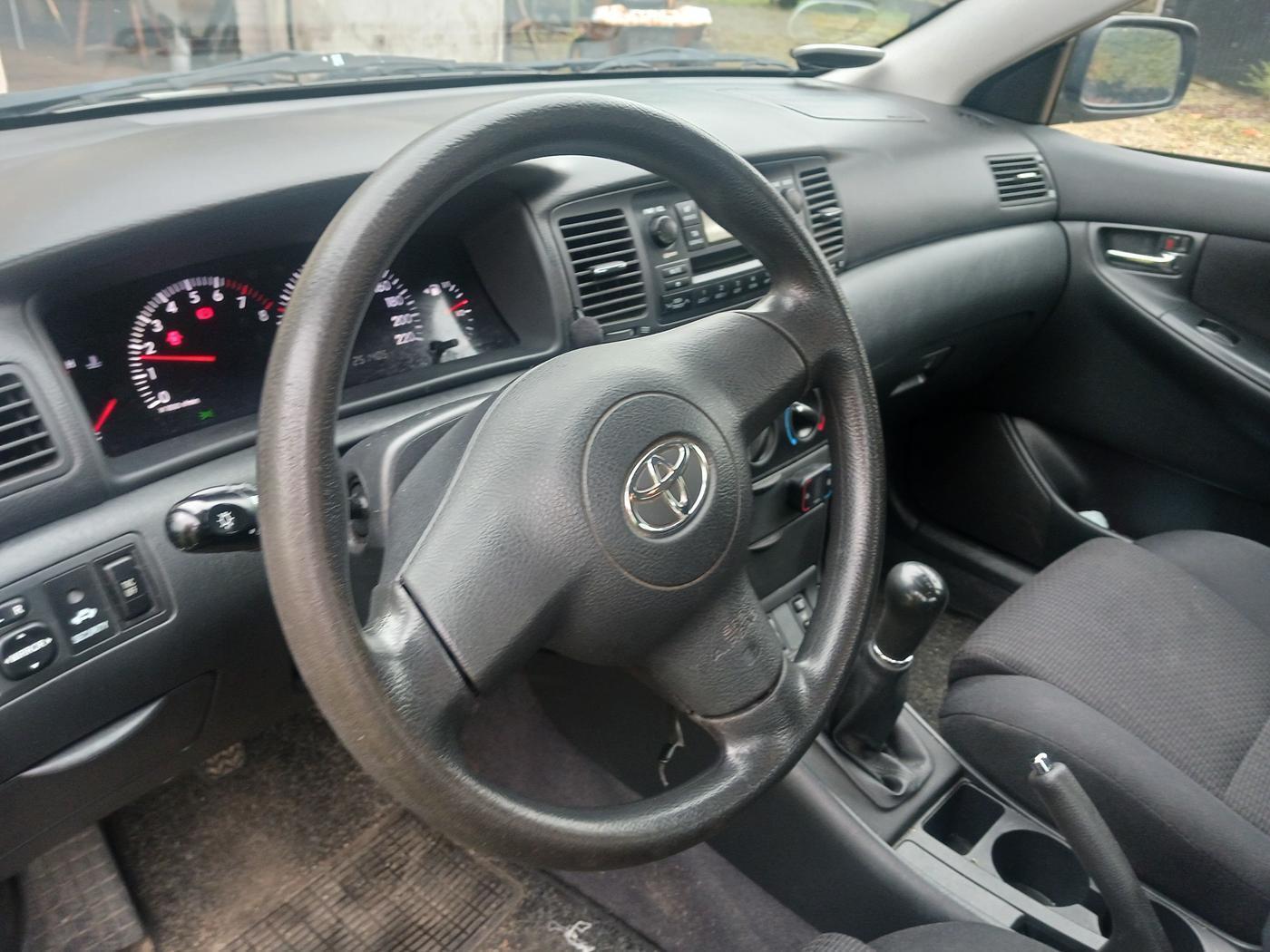 Grå Toyota Corolla fra 2006