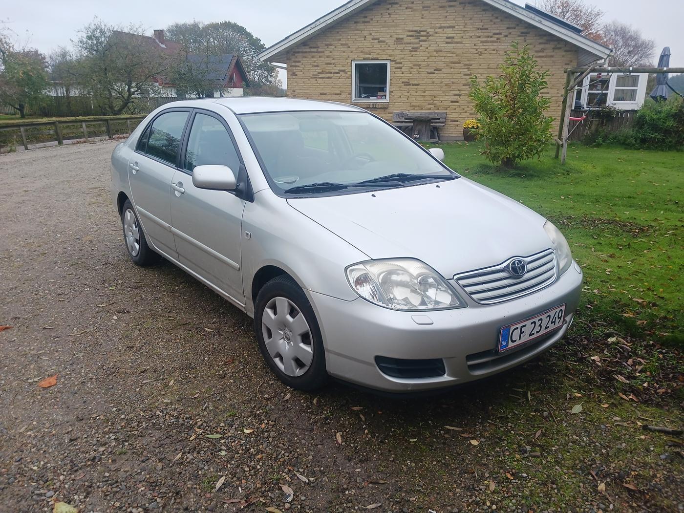 Grå Toyota Corolla fra 2006