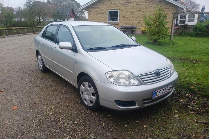 Grå Toyota Corolla fra 2006