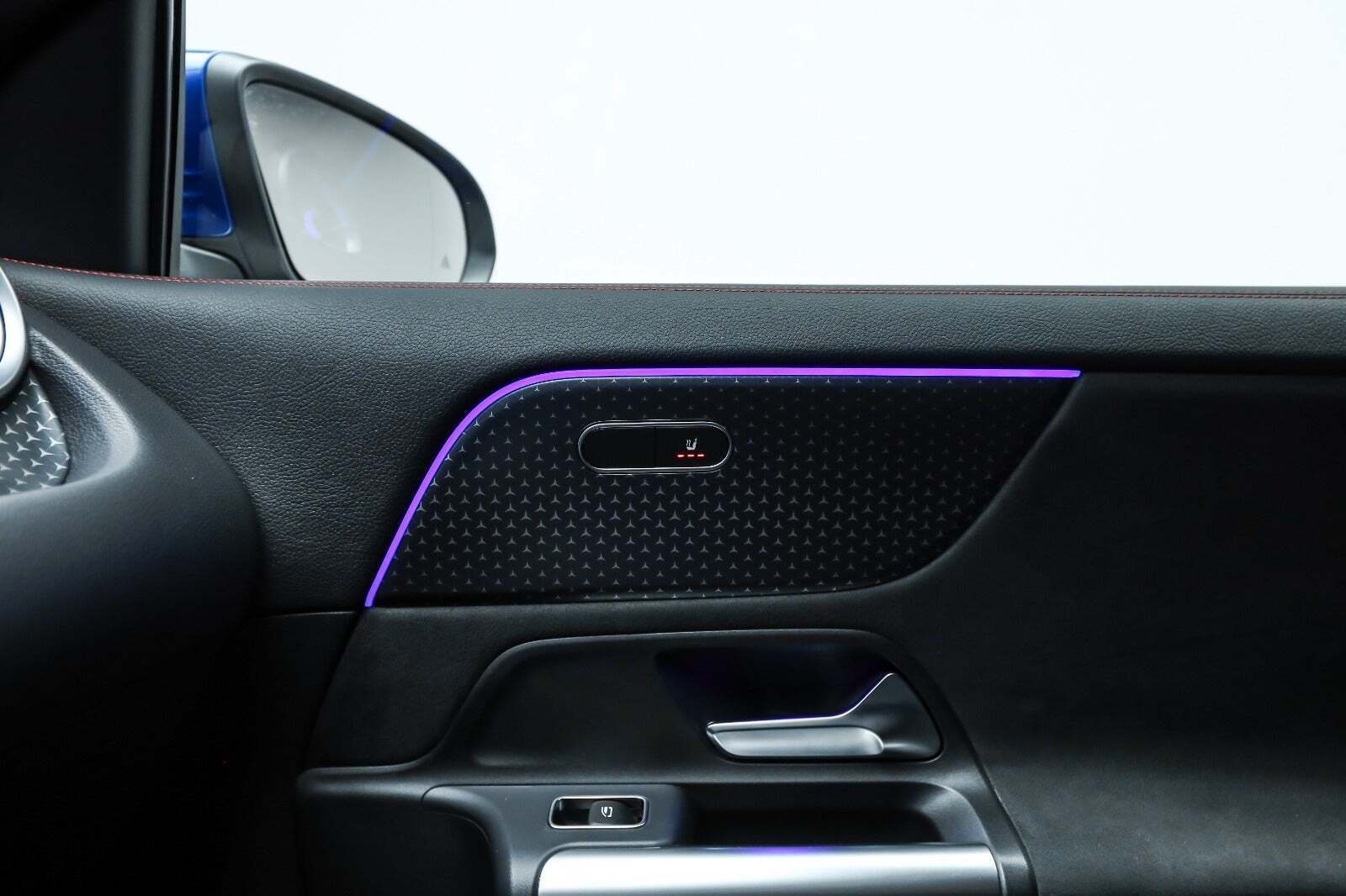 Blå Mercedes EQA250+ fra 2024