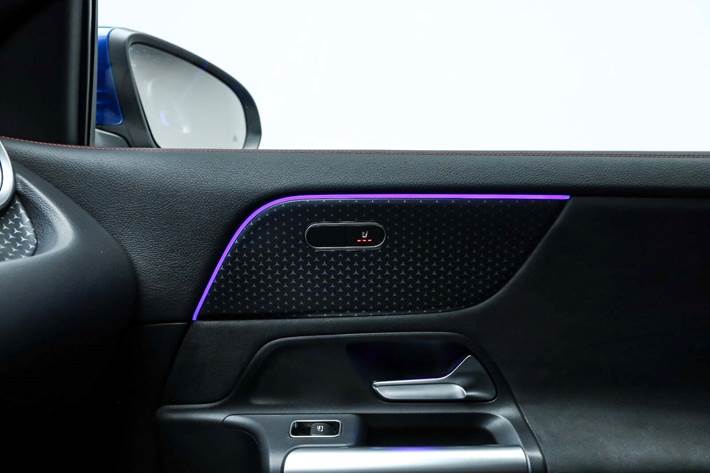 Blå Mercedes EQA250+ fra 2024