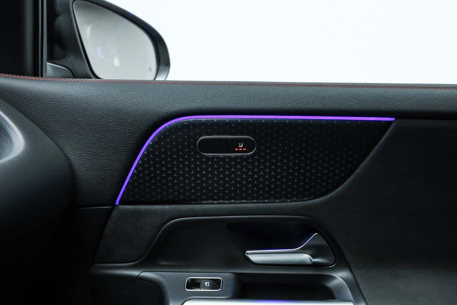 Sort Mercedes EQA350 fra 2024