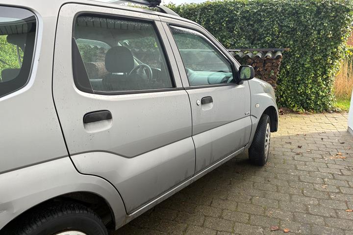Grå Suzuki Ignis fra 2005