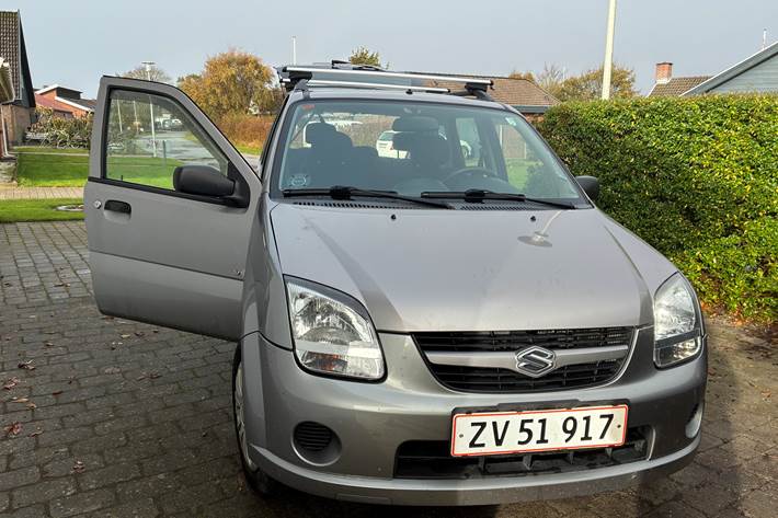 Grå Suzuki Ignis fra 2005