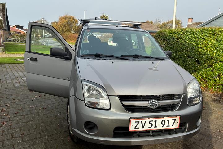 Grå Suzuki Ignis fra 2005