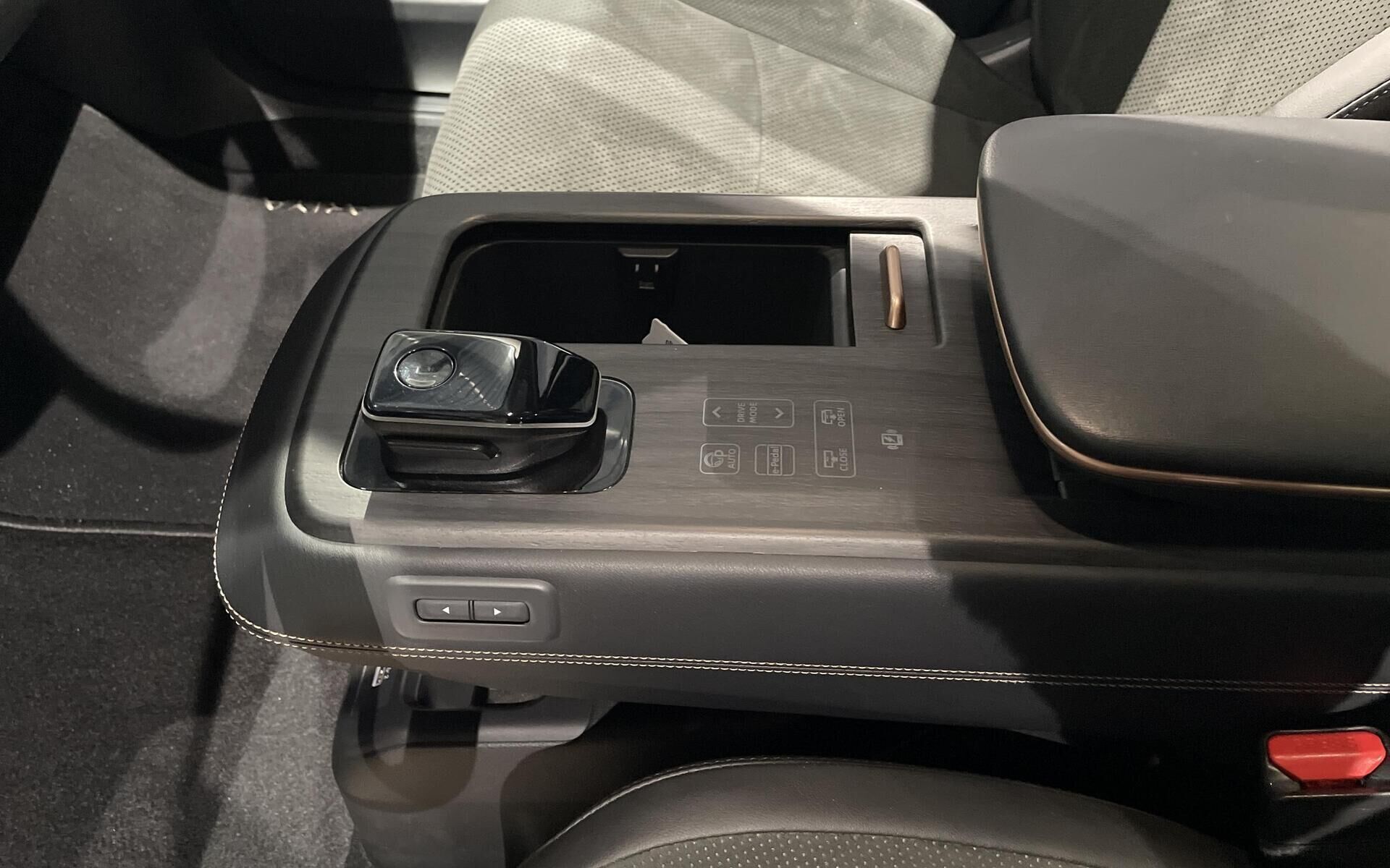 Grå Nissan Ariya fra 2023