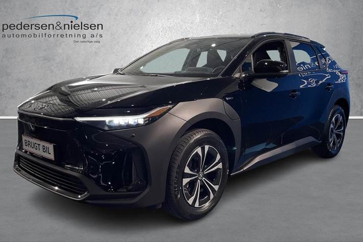 Sort Toyota BZ4X fra 2025 set udefra
