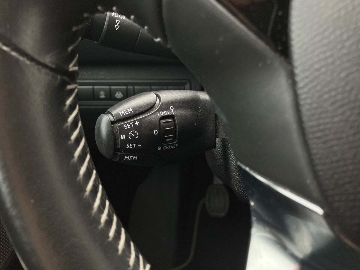 Grå Peugeot 308 fra 2020