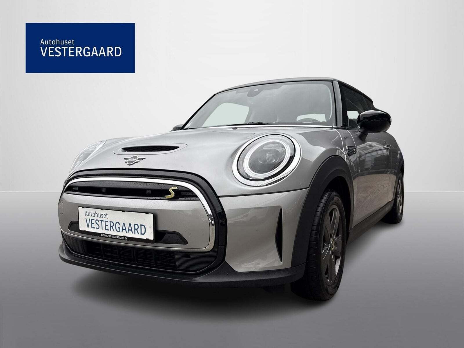 Grå Mini Cooper SE fra 2023 set udefra